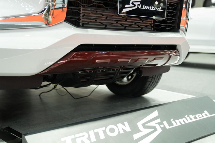 So với bản thường, mẫu xe bán tải Mitsubishi Triton S-Limited Edition 2022 về cơ bản chỉ thay đổi ở thiết kế. Mẫu xe bán tải này có thêm những đề-can trang trí màu đỏ và xám trên nắp ca-pô, sườn xe và cửa thùng sau. Bên cạnh đó là những chi tiết trang trí màu đỏ bên dưới cản trước cũng như bệ bước chân bên sườn và phía sau.