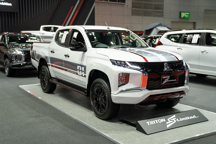Ngày 19/8/2022 vừa qua, hãng Mitsubishi đã vén màn phiên bản đặc biệt mới mang tên S-Limited Edition của dòng xe bán tải Triton tại thị trường Thái Lan. Theo hãng, Mitsubishi Triton S-Limited Edition 2022 mới được lấy cảm hứng thiết kế từ dòng xe môtô Café Racer.