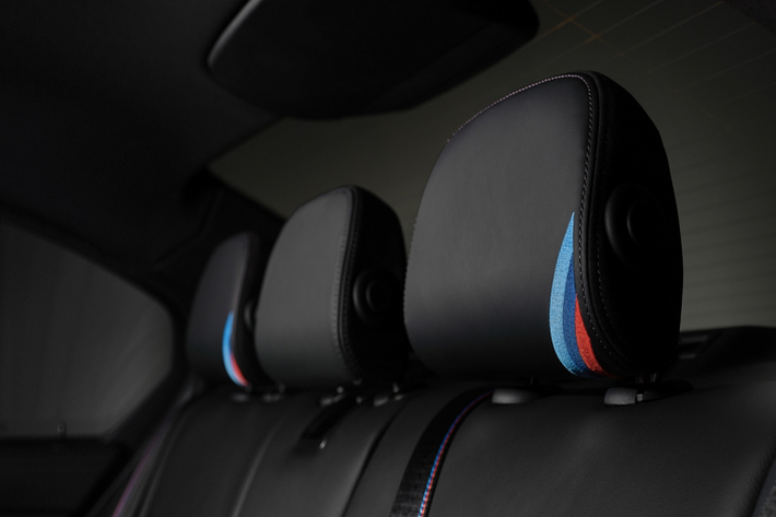 Nếu BMW M4 phiên bản 50 Jahre BMW M có phạm vi phổ biến trên toàn cầu thì BMW M3 50 Jahre BMW M được thiết kế dành riêng cho thị trường Mỹ và Canada. Mẫu xe này sẽ có 5 lựa chọn màu sơn ngoại thất gồm Đỏ Vermilion, Tím Techno, Xanh Dương Interlagos, Cam Lửa và Xám Limerock.