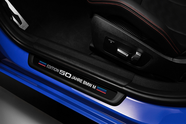 Nội thất BMW M3 50 Jahre BMW M sẽ có nhiều điểm giống với phiên bản M4 như ốp bệ cửa “Edition 50 Jahre BMW M”. Ghế ngồi ngoài huy hiệu M sẽ có thêm họa tiết sọc M trên tựa đầu, kết hợp với các đường chỉ may độc quyền.