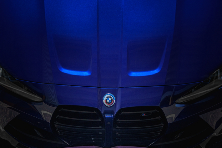 Nội thất của hai phiên bản “50 Jahre BMW M” cũng được tạo các điểm nhấn đặc biệt. Khu vực bệ cửa sẽ được ốp bảo vệ với dòng chữ “Edition 50 Jahre BMW M”. Ngoài ra, khu vực bệ điều khiển trung tâm và tựa đầu hàng ghế trước cũng được đính kèm các huy hiệu này, kể cả khách hàng lựa chọn ghế thế thao M tiêu chuẩn hay ghế định hình M carbon.