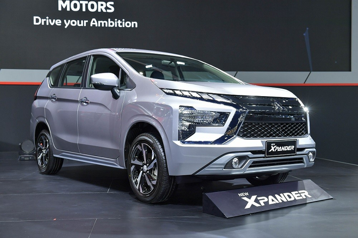Đúng như thông tin từ trước đó, hãng Mitsubishi đã chính thức giới thiệu dòng MPV cỡ nhỏ Xpander phiên bản mới với thị trường Thái Lan trong triển lãm Bangkok International Motor Show 2022 (BIMS 2022). Đáng tiếc là giá xe Mitsubishi Xpander 2022 mới tại thị trường Thái Lan vẫn chưa được công bố. Dự kiến, hãng Mitsubishi sẽ chốt giá cho mẫu MPV 7 chỗ này tại Thái Lan vào tháng sau.