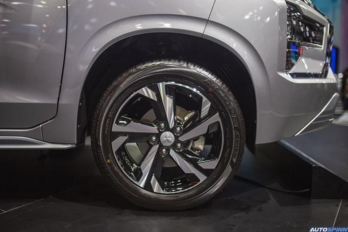 Ở phiên bản mới, mẫu MPV này không thay đổi nhiều về kích thước, trừ chiều cao gầm. Theo đó, chiều cao gầm của xe đã tăng thêm 15 mm lên 220 mm, tương đương một số mẫu SUV. Nhờ đó, đây là một trong những mẫu MPV cỡ nhỏ có gầm cao nhất trên thị trường. Sự thay đổi này cũng giúp Mitsubishi Xpander 2022 mới phù hợp với điều kiện đường sá ở các nước Đông Nam Á hơn.