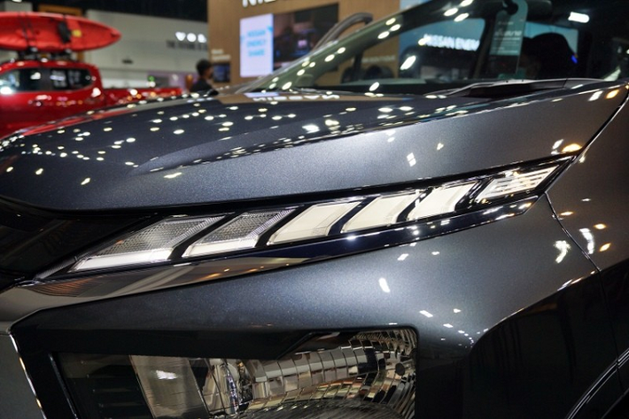 Bên ngoài, Mitsubishi Xpander 2022 đã được cải tiến về thiết kế, nhất là phần đầu xe. Tại đây, mẫu MPV cỡ nhỏ này có thêm lưới tản nhiệt, đèn pha, dải đèn LED định vị ban ngày và cản trước mới. Trong khi đó, thiết kế sườn xe không có gì mới, ngoài bộ vành la-zăng 17 inch mới với thiết kế 5 chấu kép, sơn 2 màu thể thao hơn.