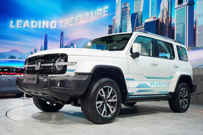 Tham gia triển lãm Bangkok International Motor Show 2022 (BIMS 2022), hãng Great Wall Motor của Trung Quốc đã trưng bày một số mẫu xe đáng chú ý. Một trong số đó có mẫu SUV cỡ trung TANK 300 2022 mới. Đây là mẫu SUV do thương hiệu con TANK của Great Wall Motor sản xuất. Thái Lan không phải là thị trường đầu tiên trên thế giới đón nhận TANK 300 2022. Trước Thái Lan, mẫu xe này đã trình làng tại thị trường quê nhà Trung Quốc vào tháng 3 năm ngoái.