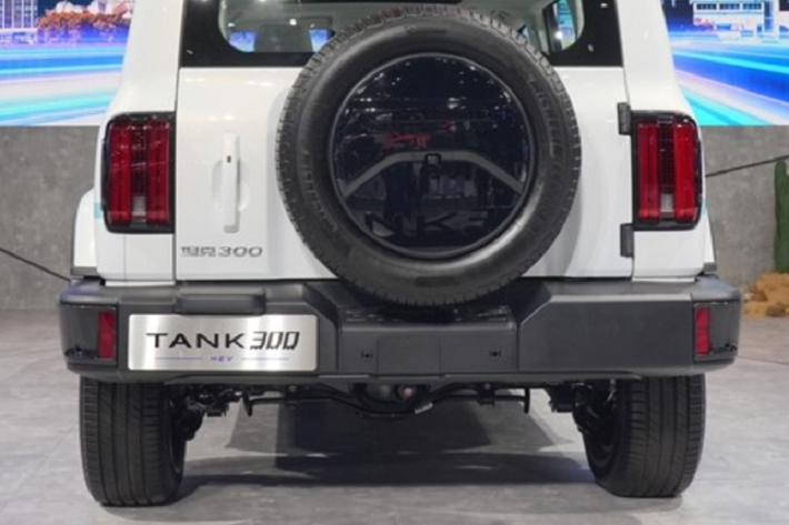 Hiện lượng xăng tiêu thụ của TANK 300 HEV 2022 dành cho Thái Lan vẫn chưa được công bố. Tuy nhiên, xe hứa hẹn sẽ tiết kiệm nhiên liệu hơn phiên bản máy xăng tăng áp 2.0L hiện đang bán tại Trung Quốc. Trừ động cơ, TANK 300 HEV 2022 dành cho Thái Lan có thiết kế ngoại thất và nội thất giống với xe ở Trung Quốc.
