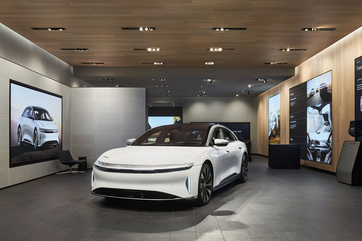 Cung cấp “sức mạnh” cho Lucid Air 2022 bản thấp nhất là một động cơ điện cho trục sau với công suất 480 mã lực, phạm vi hoạt động 653 km. Trong khi phiên bản cao nhất được trang bị 2 động cơ điện, sản sinh công suất 1.111 mã lực và phạm vi di chuyển tối đa hơn 830 km.
