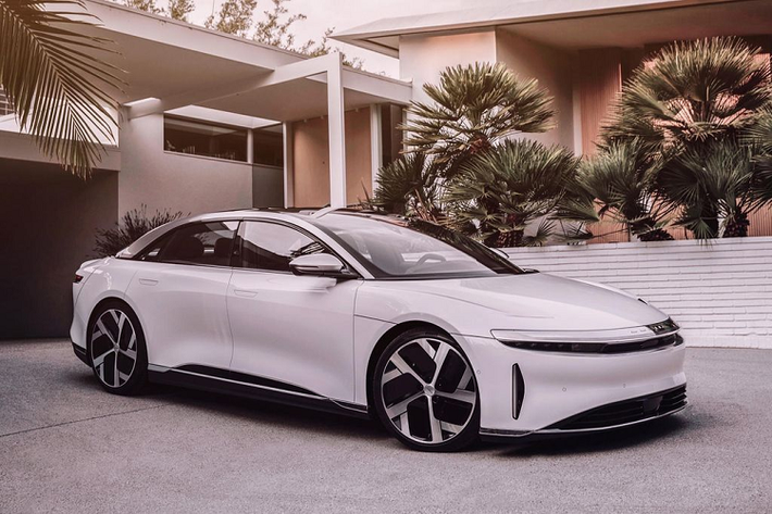 Mạng lưới sạc của Electrify Canada hiện có 30 trạm, bao gồm 120 bộ sạc riêng lẻ trên khắp đất nước. Công ty có kế hoạch mở rộng lên hơn 100 trạm và 500 bộ sạc cá nhân vào năm 2026. Trong khi đó, Electrify America có hơn 800 trạm sạc điện và 3.500 bộ sạc nhanh cá nhân.