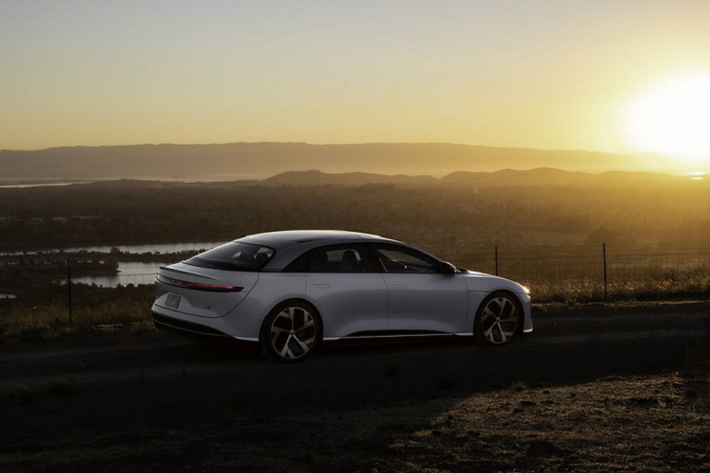 Bên cạnh đó, Lucid Air cũng mang tới cho người sử dụng một vẻ ngoài khá ấn tượng và mang chất thanh lịch đặc trưng. Thiết kế tổng thể của Lucid Air tuôn theo hơi hướng đơn giản, gọn gàng và cao cấp. Ở không gian nội thất, mẫu xe này được trang bị đầy đủ các tiện nghi thường thấy trên các mẫu xe trang và nổi bật là bộ 3 màn hình cho tác vụ đồng hồ công-tơ-mét, màn hình giải trí và màn hình cài đặt chức năng xe.