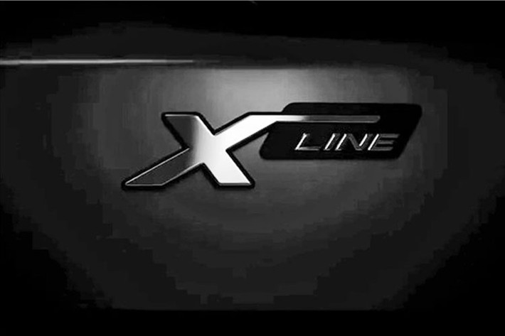 Bên sườn, Kia Sonet X-Line 2023 được trang bị bộ vành hợp kim với đường kính 16 inch mới, sơn 2 màu đen - bạc. Đằng sau vành la-zăng là cùm phanh được sơn màu bạc. Trên cửa còn có thêm nẹp màu bạc mới để trang trí. Trong khi đó, đường chân kính và tay nắm cửa của mẫu SUV hạng A này không mạ crôm như các phiên bản còn lại mà sơn màu xám nhám. Cuối cùng là logo "X-Line" mới trên cửa cốp sau.