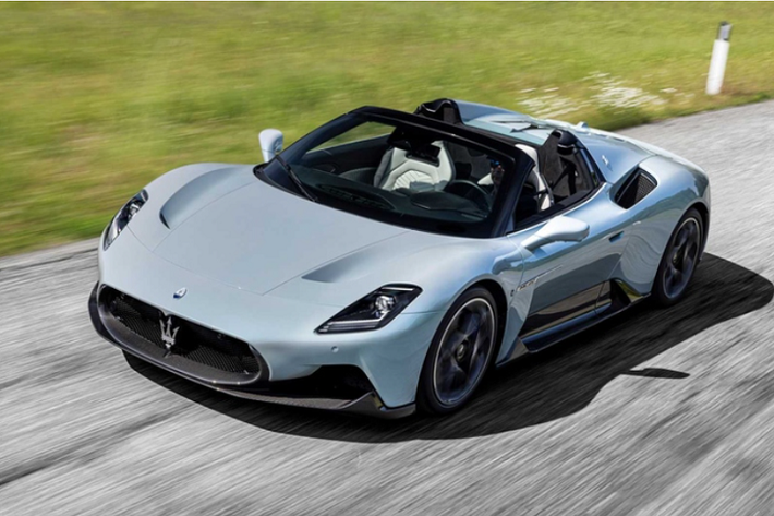 Tương tự bản coupe, Maserati MC20 Cielo 2023 mới vẫn dùng động cơ Nettuno V6 3.0L sản sinh công suất 621 mã lực và mô-men xoắn cực đại 730 Nm, kết hợp hộp số ly hợp kép 8 cấp và tốc độ tối đa hơn 320 km/h.