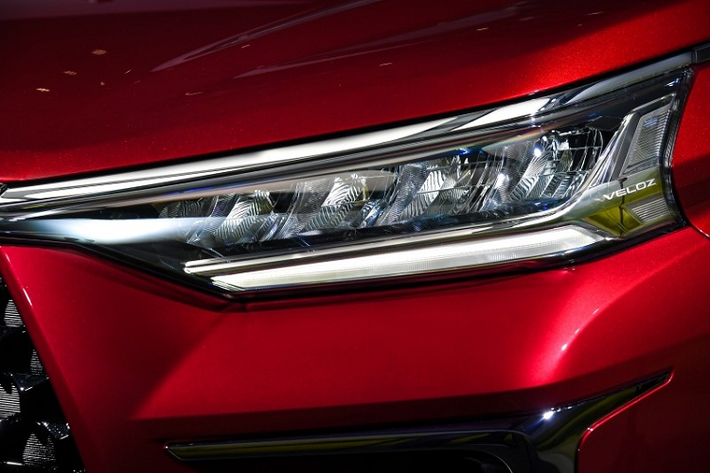 Như vậy, Toyota Veloz 2022 tại Thái Lan có giá cao hơn hẳn xe ở Indonesia (251,2 - 291,5 triệu Rupiah, tương đương 399 - 464 triệu đồng). Điều này không có gì bất ngờ vì Toyota Veloz 2022 vốn được nhập khẩu từ Indonesia vào Thái Lan. Tuy nhiên, so với giá dự kiến trong khoảng 600 - 700 triệu đồng của Toyota Veloz Cross 2022 tại Việt Nam thì xe ở Thái Lan vẫn rẻ hơn.