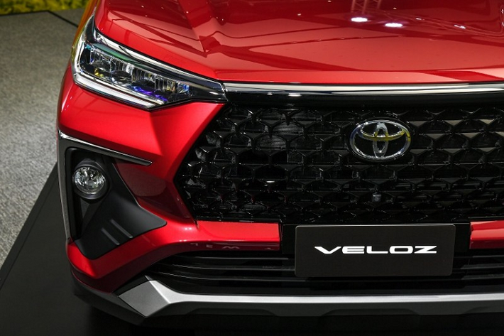 Tại thị trường Thái Lan, hãng Toyota không ra mắt Avanza thế hệ mới như ở Indonesia và Việt Nam. Được chia thành 2 bản trang bị là Smart và Premium, giá xe Toyota Veloz 2022 có mức dao động từ 795.000 - 875.000 Baht (khoảng 559 - 615 triệu đồng) tại thị trường Thái Lan.