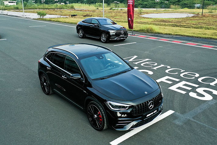 Mercedes-AMG GLA 45 S 4Matic+ 2023 mang lại trải nghiệm âm thanh hết sức tuyệt vời với dàn Burmester 12 loa có tổng công suất 590 W. Không gian được làm mát nhanh và tối ưu bởi điều hòa tự động 2 vùng độc lập.