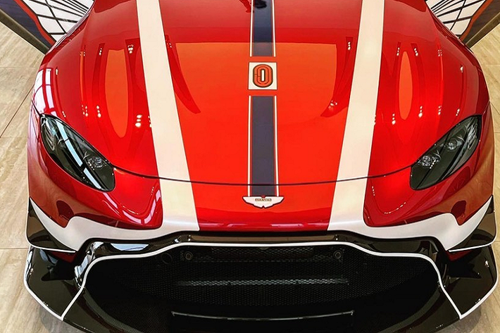 Giá xe Aston Martin V8 Vantage chính hãng tại Việt Nam là 14,988 tỷ đồng, chi phí để chiếc xe lên đến 16,8 tỷ đồng. Aston Martin V8 Vantage mới được Minh Nhựa thanh lý còn có gói nâng cấp body kit AMR giúp xe có ngoại hình dữ dằn hơn, trọng lượng giảm cân mà còn tạo ra lực ép khoảng 100 kg lên toàn bộ thân xe ở tốc độ cao. Khi xe đạt tốc độ ở mức 304 km/h, lực ép tối đa của xe xuống mặt đường là 194 kg.
