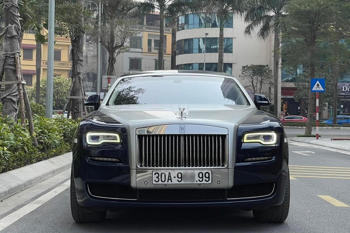 Nhưng có một sự thật rằng, các xe siêu sang như Rolls-Royce Ghost đời cũ luôn được chủ nhân giữ cẩn thận, số đồng hồ công tơ mét ít ỏi và quan trọng và chiếc biển dễ nhớ có thể không đi kèm giá rẻ như nhiều người đợi chờ.