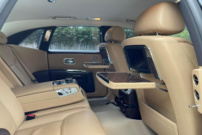 Về mức giá bán gần 20 tỷ đồng của chiếc xe siêu sang Rolls-Royce Ghost Series II, khách hàng có những sự lựa chọn rất thú vị cho các phiên bản xe siêu sang khác nhưng thuộc diện mới tinh như Mercedes-Maybach S580 đã bao gồm ra biển hay Bentley Flying Spur thế hệ mới bản tiêu chuẩn.