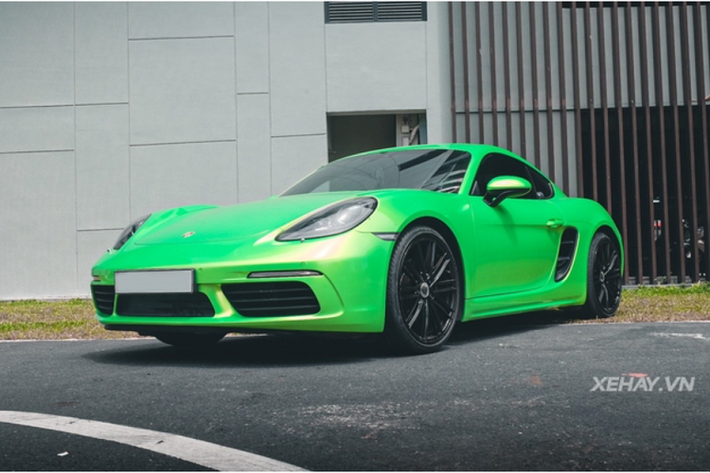 Mới đây, chiếc Porsche 718 Cayman của thủ môn Bùi Tiến Dũng dã thay màu sắc dàn áo đầy lạ lẫm và độc đáo, và được cho là độc nhất tại Việt Nam hiện nay. Bộ cánh màu xanh lá cây của chiếc xe thể thao có thể ánh lên sắc vàng tùy theo góc độ ánh sáng.