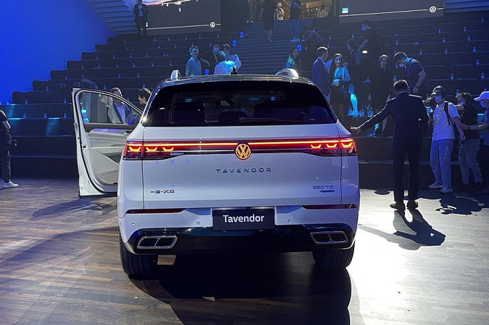Trong đó, màn hình trung tâm của xe được thiết kế xoay về phía người lái. "Trái tim" của Volkswagen Tavendor 2023 là khối động cơ xăng 4 xi-lanh, tăng áp, dung tích 2.0L, sản sinh công suất tối đa 186 mã lực hoặc 220 mã lực.