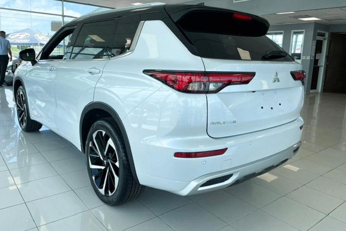 Xe sử dụng hệ dẫn động cầu trước (FWD) hoặc bốn bánh toàn thời gian sử dụng hệ thống S-AWC (Super All-Wheel Control) với 5 chế độ lái mới được Mitsubishi phát triển cho phép tăng độ bám đường trong những điều kiện vận hành khác nhau.