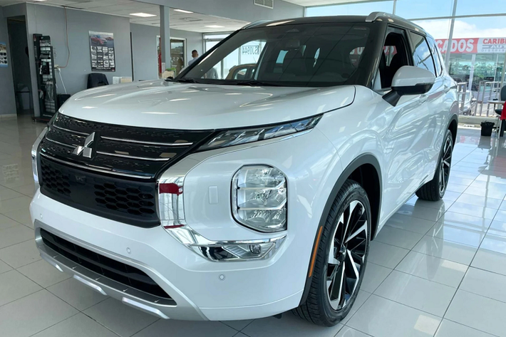 Mitsubishi Outlander thế hệ hoàn mới đã được ra mắt quốc tế hồi đầu năm ngoái và hiện tại mẫu xe này đang được bán ra ở các thị trường như Bắc Mỹ và Nam Mỹ. Bước sang thế hệ mới, Outlander 2023 sở hữu thiết kế bắt mắt theo ngôn ngữ “Dynamic Shield” thế hệ tiếp theo của thương hiệu.