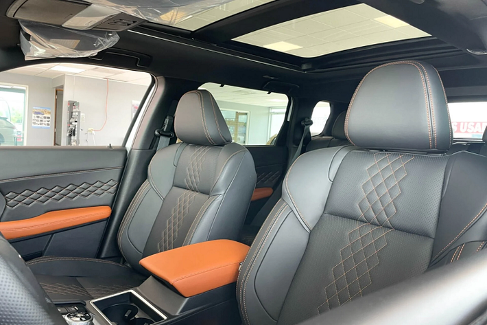 Outlander 2023 sở hữu nội thất hiện đại hơn trước với các vật liệu cao cấp, đồng thời mang kích thước rộng rãi hơn. Điểm nổi bật ở nội thất Outlander 2023 chính là bảng táp-lô thiết kế đa tầng, sử dụng cụm đồng hồ hỗ trợ lái kỹ thuật số kích thước 12,3 inch và màn hình giải trí trung tâm đặt nổi kích thước 9 inch hỗ trợ kết nối Android Auto & Apple CarPlay.