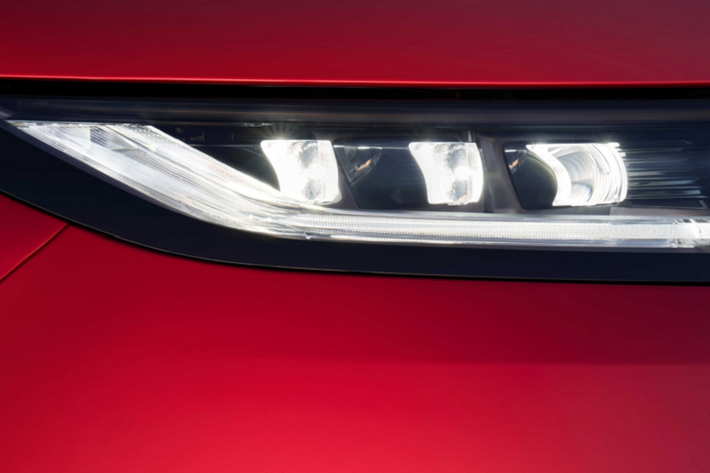 Về thiết kế bên ngoài, Range Rover Sport thế hệ mới được ứng dụng những triết lý thiết kế hiện đại, nhấn mạnh yếu tố cảm xúc như bề mặt căng, dáng vẻ năng động và đường nét dễ nhận biết với tỷ lệ cơ bắp tạo điểm nhấn hoàn hảo.