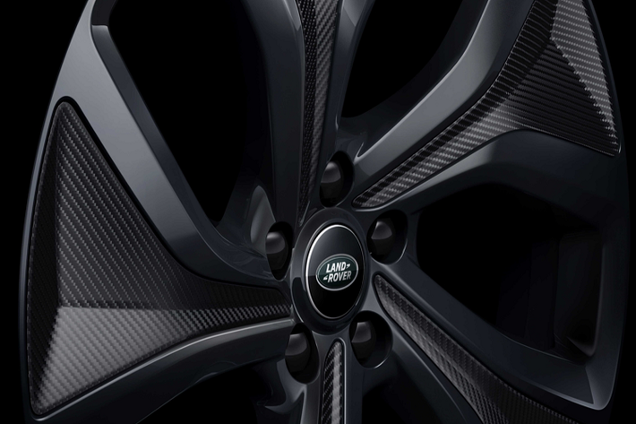 Bên cạnh các công nghệ mới, Range Rover Sport thế hệ mới cũng được trang bị Hệ Dẫn Động Bốn Bánh Toàn Thời Gian Thông Minh (All-Wheel Drive - iAWD) mới nhất. Đặc biệt là Chức Năng Điều Khiển Hành Trình Vượt Địa Hình Thích Ứng (Adaptive Off-Road Cruise Control) trên đường địa hình lần đầu tiên xuất hiện trên Range Rover Sport Mới và giúp người lái điều hướng các địa hình hiểm trở bằng cách duy trì tốc độ ổn định tùy theo điều kiện mặt đất.