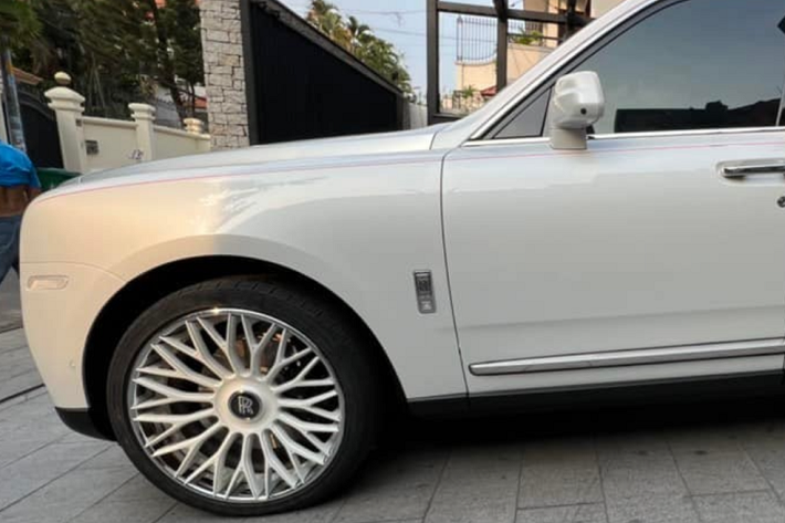 Dòng xe Rolls-Royce Cullinan được đặt một cái tên khá đặc biệt khi Cullinan vốn là tên viên kim cương 3.106 carat đẹp nằm trên vương miện Crown Jewels của Nữ hoàng Anh. Đây cũng chính là viên kim cương thô lớn nhất thế giới.