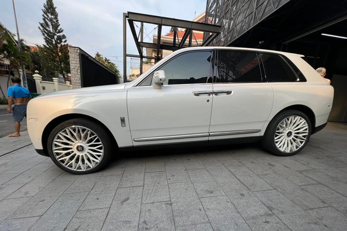 Dòng xe SUV siêu sang Rolls-Royce Cullinan tại Việt Nam lần đầu xuất hiện vào giữa năm 2019 và đã có hơn 12 xe được mang về nước ngay trong năm. Trong số này, có một chiếc Rolls-Royce Cullinan đầu tiên ra biển trắng ở Sài thành và chủ nhân là 1 người chơi xe kín tiếng.