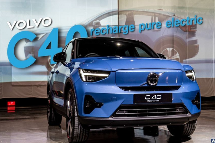 "Trái tim" của xe là 2 mô-tơ điện có công suất tổng cộng 408 mã lực và mô-men xoắn cực đại 660 Nm. Mô-tơ điện kết hợp với cụm pin 78 kWh và hệ dẫn động 4 bánh. Nhờ đó, xe có thể tăng tốc từ 0-100 km/h trong 4,7 giây, đạt vận tốc tối đa 180 km/h và chạy được 420 km sau khi sạc đầy pin. Thời gian sạc pin ở nhà của xe là 24 tiếng với hệ thống sạc AC 3,5 kW, 12 tiếng với sạc AC 12 kW và 8 tiếng với sạc AC 10,5 kW.