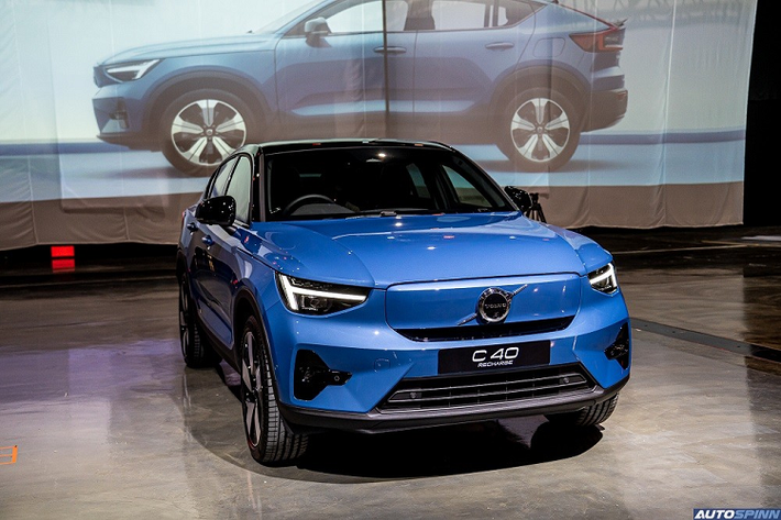 Vào hồi tháng 3 năm ngoái, hãng Volvo đã lần đầu tiên ra mắt mẫu SUV chạy điện mang tên C40 Recharge. Sau 1 năm, mẫu xe này mới cập bến thị trường Đông Nam Á, cụ thể là Thái Lan. Volvo C40 Recharge 2022 mới dành cho thị trường Thái Lan được nhập khẩu nguyên chiếc từ Trung Quốc và có giá khởi điểm 2,75 triệu Baht (khoảng 1,93 tỷ đồng).