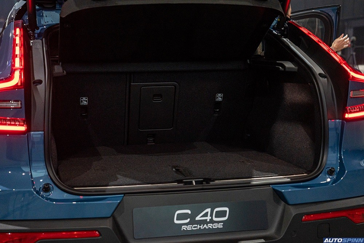 Thuộc phân khúc SUV cỡ nhỏ, tương tự Mercedes-Benz GLA, BMW X2 và Audi Q3, mẫu ôtô điện đến từ Thụy Điển sở hữu chiều dài 4.431 mm, chiều rộng 1.850 mm, chiều cao 1.582 mm cũng như chiều dài cơ sở 2.702 mm. Khoang hành lý của xe có thể tích 413 lít nếu hàng ghế sau không gập xuống.