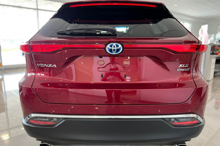 Venza 2022 có tổng công suất xăng và điện kết hợp khoảng 219 mã lực. Mặc dù sở hữu diện mạo đẹp mắt, hấp dẫn cùng nhiều trang bị tiện nghi ấn tượng, nhưng đáng tiếc Toyota Venza 2022 chưa được bán chính hãng tại thị trường Việt Nam. Mức giá xe Toyota Venza 2022 tại Mỹ hiện từ khoảng 32,470 USD.