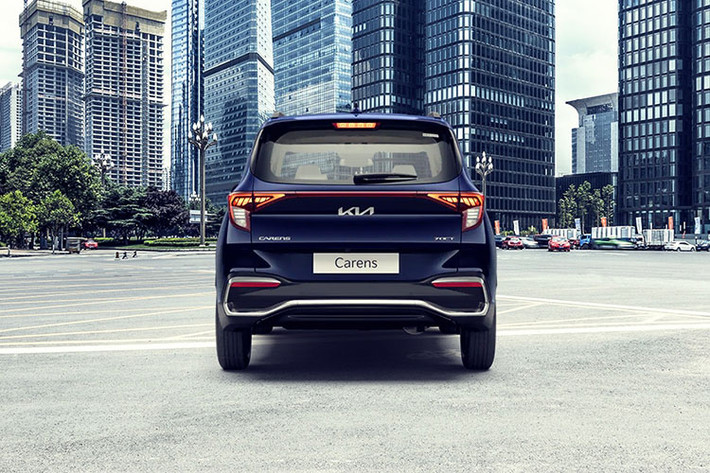 Tiếp đến là bộ vành hợp kim 16 inch với thiết kế 5 chấu kép, sơn 2 màu thể thao, nẹp màu đen bao quanh hốc bánh theo phong cách SUV, đèn hậu LED vắt ngang đuôi xe và cửa cốp có thiết kế thẳng đứng.
