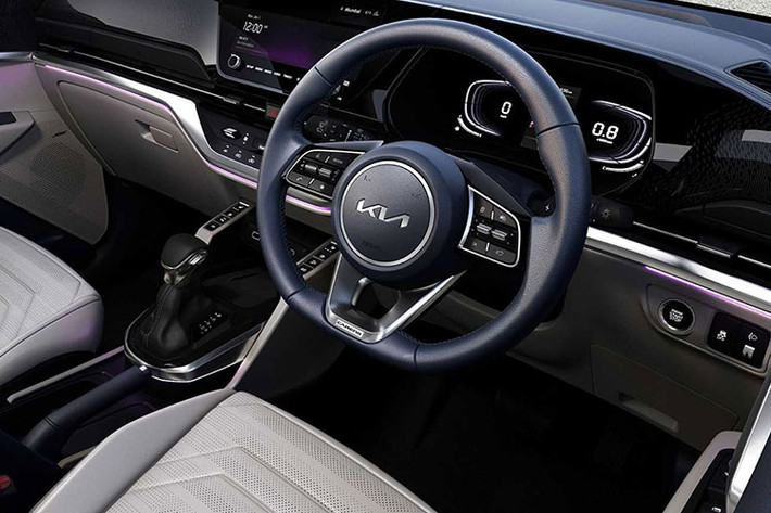 Khi mua mẫu xe MPV Kia Carens 2022, khách hàng Ấn Độ có thể chọn phiên bản 6 chỗ hoặc 7 chỗ. Ở phiên bản 7 chỗ, hàng ghế thứ hai còn có tính năng gập 1 chạm để hành khách đi xuống dưới dễ dàng hơn. Trong khi đó, phiên bản 6 chỗ được trang bị 2 ghế thương gia ở giữa.