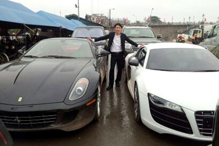 2012 cũng là năm khiến giới mê xe ở Quảng Ninh "ngán" siêu xe nhiều nhất khi ra các cửa khẩu hay bãi xe tập kết là thấy các xe của Ferrari, Lamborghini, Bentley McLaren đỗ ở đây bên cạnh các xe sang. Trong ảnh là Audi R8 và Ferrari 599 GTB ở cửa khẩu Móng Cái.