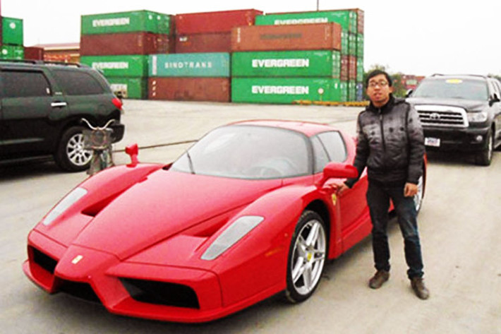 Trước đó, vào năm 2012, giới mê xe cũng từng choáng váng khi hình ảnh chiếc xe triệu đô Ferrari Enzo được khui công tại cảng Hải Phòng. Thông tin sau đó cho biết, chiếc xe Enzo này là hàng tái xuất, chuẩn bị được đưa qua Trung Quốc. Trên toàn thế giới có 400 xe Ferrari Enzo sản xuất.