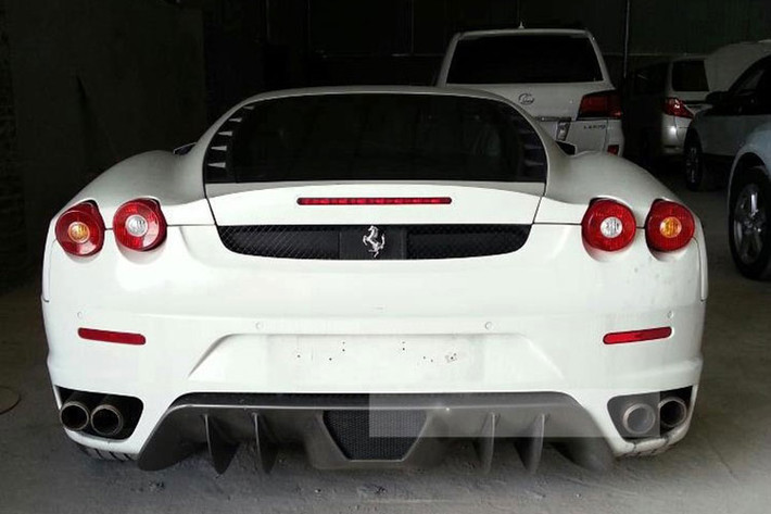 Siêu xe Ferrari F430 trong 1 bãi tập kết xe trước khi được tái xuất