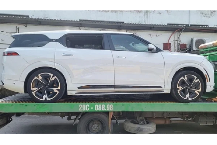 Động cơ điện sử dụng trên 3 phiên bản tương tự nhau. Đó là loại động cơ điện đồng bộ 03 pha nam châm vĩnh cửu, công suất tối đa 150 kW (201 mã lực) tại 6.000 vòng/phút. Đi cùng là pin Lithium-ion 400V-100,2kWh. Trước đó vào cuối tháng 7/2022, VinFast VF9 đã bị bắt gặp đi đăng kiểm tại Hải Phòng. Chiếc xe có ngoại thất màu trắng và không ngụy trang bên ngoài.