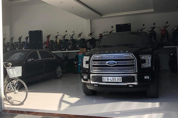 Thực tế, chiếc xe Lexus LS460L này phải sánh đôi cùng xe siêu sang Mercedes-Maybach S450 4Matic mới thấy được sự đẳng cấp của chủ nhân khi 2 xe sở hữu biển tứ quý 8 và chỉ khác nhau ở con số đầu tiên. Tất nhiên là chủ nhân cho xe đăng ký biển của tỉnh Bình Dương.