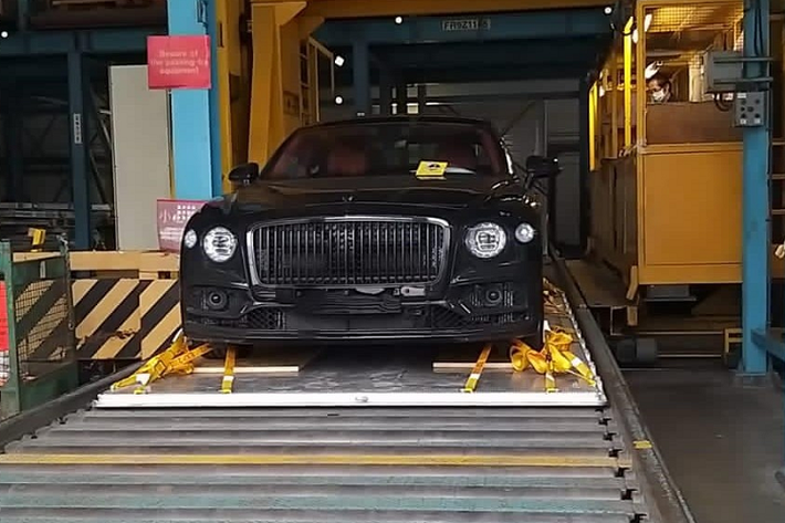 Phân khúc xe siêu sang dưới 20 tỷ đồng vẫn là sự cạnh tranh đầy quyết liệt của cặp đôi Bentley Flying Spur và Mercedes-Maybach S-Class. Tất nhiên là nhiều nhà giàu Việt sẽ ưa chuộng mẫu xe Bentley Flying Spur V8 đời mới nhiều hơn do sự đẳng cấp cũng như thương hiệu xe Bentley đã được kiểm chứng qua 103 năm.