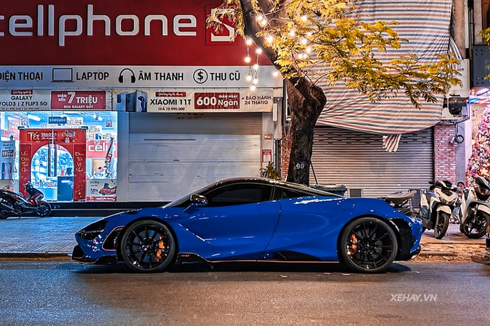 Ước tính, mức giá xe McLaren 765LT trong bài viết này phải trên 30 tỷ đồng tại thị trường Việt Nam. Trên toàn thế giới chỉ có đúng 765 chiếc siêu xe giới hạn McLaren 765LT đước sản xuất, nhưng ở thị trường ôtô Việt đã có tới 4 chiếc được các đại gia đem về.