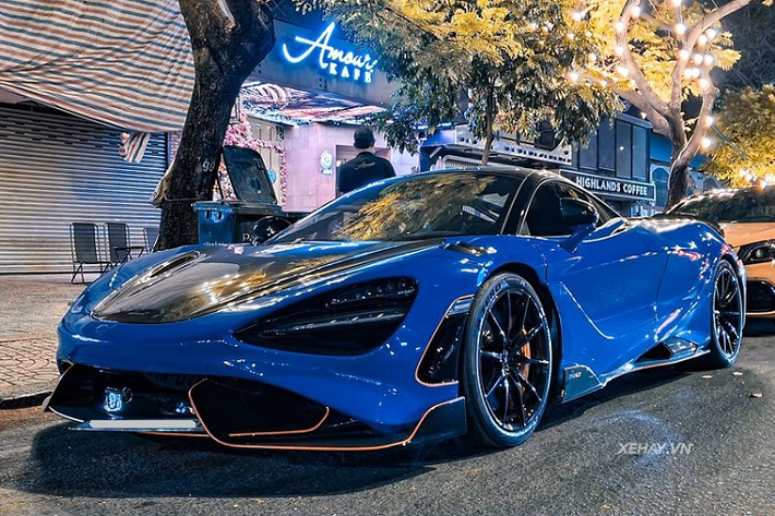 Cả Việt Nam hiện có khoảng 4 chiếc siêu xe McLaren 765LT, và chỉ có một chiếc khoác trên mình bộ cánh màu xanh dương Paris Blue vô cùng nổi bật và cá tính, đây là một màu sơn tùy chọn nằm trong bảng màu của bộ phận cá nhân hóa MSO.