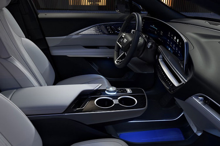 Khoang cabin của Escalade-V 2023 hiện vẫn được giữ bí mật, hãng chỉ công bố duy nhất một bức ảnh cho thấy xe dùng vô lăng bọc da kèm huy hiệu V-Series.