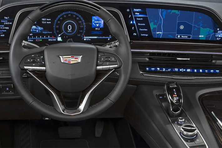 Khoang cabin của Escalade-V 2023 hiện vẫn được giữ bí mật, hãng chỉ công bố duy nhất một bức ảnh cho thấy xe dùng vô lăng bọc da kèm huy hiệu V-Series.