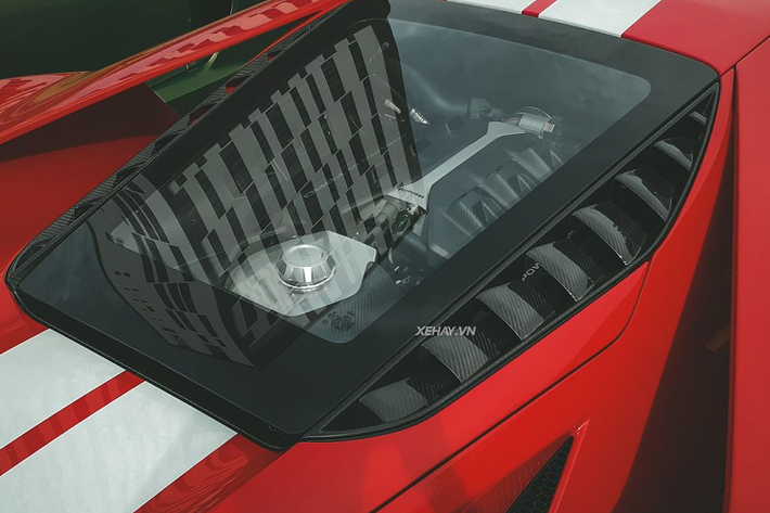 Ford GT ’67 Heritage Edition được trang bị bộ mâm 20 inch nguyên khối từ hợp kim nhôm siêu nhẹ, đi cùng hệ thống phanh gốm-carbon cùng kẹp phanh Brembo màu đỏ “ton-sour-ton”. Trong khi đó ở phía sau, xe được tran bị cụm đèn hậu và ống xả titan được hãng Akrapovic thiết kế riêng.
