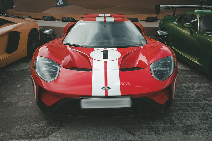 Hàng độc Ford GT '67 Heritage Edition về Việt Nam vào khoảng giữa tháng 5 năm ngoái. Hiện, tại dải đất hình chữ S có tổng cộng 2 chiếc Ford GT và một chiếc đã thuộc vè ông Đặng Lê Nguyên Vũ.