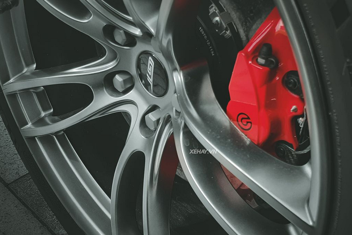 Một trong những điểm thú vị trên Ford GT đó là hệ thống treo khí nén. Theo đó, nhờ một van điều tiết điện tử ở bên trong, xe có thể nâng/hạ độ cao 5 cm chỉ trong 1 giây. Tiếp đến là khung gầm carbon được tích hợp khung chống lật đạt chứng nhận của Liên đoàn ô tô Quốc tế (FIA) và gần như tương đương với xe đua của giải Le Mans.