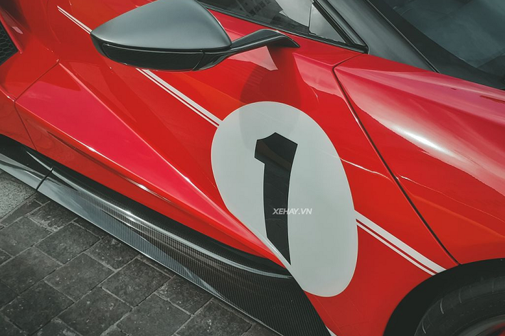 Với gói tuỳ chọn Heritage Edition, Ford GT được khoác lên mình bộ “áo” màu đỏ Race Red ở ngoại thất. Đây cũng chính là màu sơn “huyền thoại” của các xe đua Ford GT40 Mark IV vô địch tại giải đua 24 Hours of Le Mans 1967.